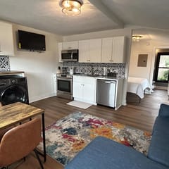Victorian Queen Getaway Unit C + Washer/Dryer