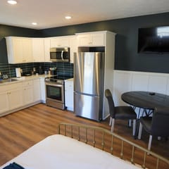 Modern Queen Studio at the Victorian - Unit B