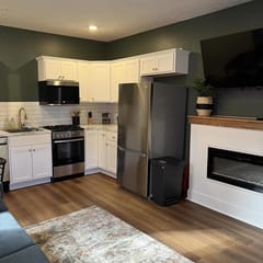 Urban Queen Apartment at The Victorian Unit D