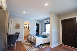 Modern Queen Studio at the Victorian - Unit B - Image 2