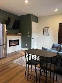 Urban Queen Apartment at The Victorian Unit D - Image 2