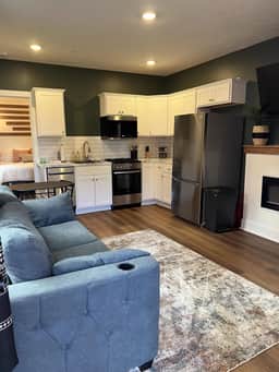 Urban Queen Apartment at The Victorian Unit D - Image 3