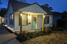 The Cozy Mitten – 2 Bedroom/1 Bath, Fenced Yard - Image 2