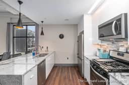 1 Queen Bedroom w/ City Views - Leonard Building - Image 5