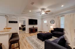 Clanton Cottage - A Modern Getaway in Thomasville