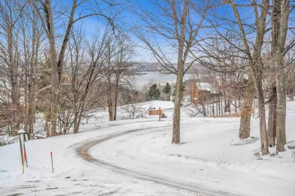 Spacious Bellaire Condo | Sleeps 12 + Beach