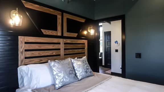 Modern Queen Apartment at The Victorian Unit E - Image 2