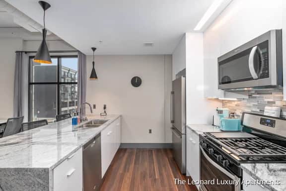 1 Queen Bedroom w/ City Views - Leonard Building - Image 5