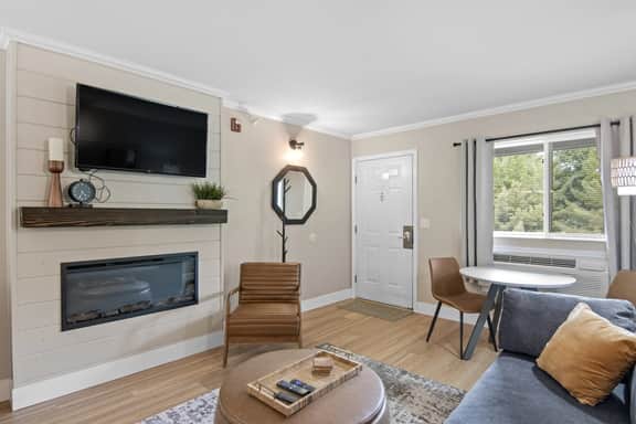 Cozy, Renovated Legends Fountain View - Unit 208 - Image 2