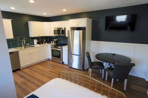 Modern Queen Studio at the Victorian - Unit B - Image 1