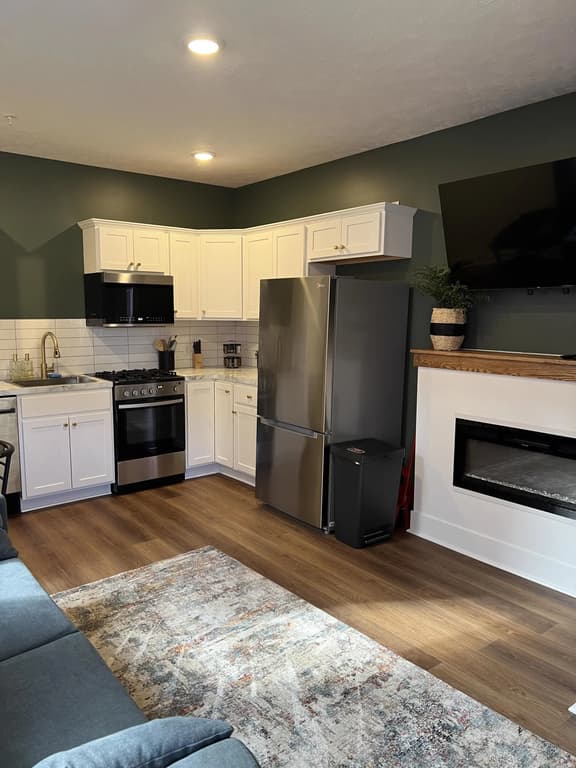 Urban Queen Apartment at The Victorian Unit D - Image 1