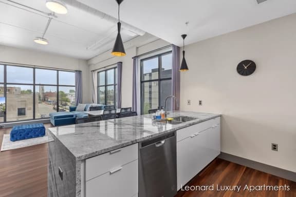 1 Queen Bedroom w/ City Views - Leonard Building - Image 1