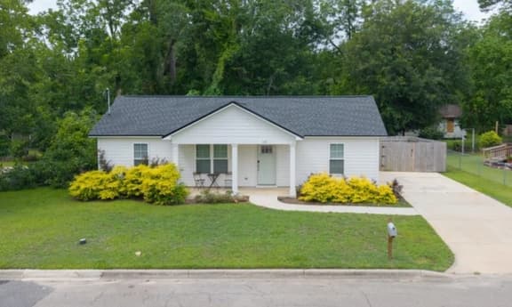 Clanton Cottage - A Modern Getaway in Thomasville
