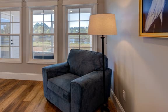 Stunning Waterfront Retreat: Spacious 4BR/2BA Home - Image 1