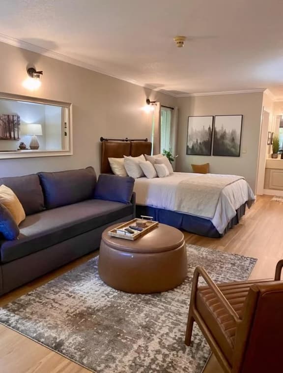 Cozy, Renovated Legends Fountain View - Unit 208 - Image 1