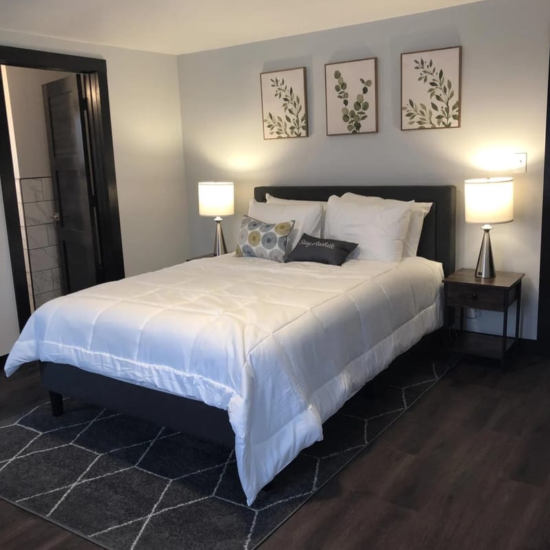Spacious Private Queen Studio Near Downtown