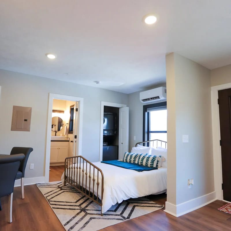 Modern Queen Studio at the Victorian - Unit B