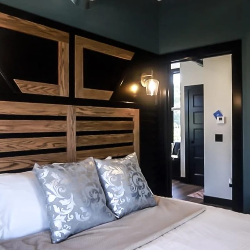 Modern Queen Apartment at The Victorian Unit E