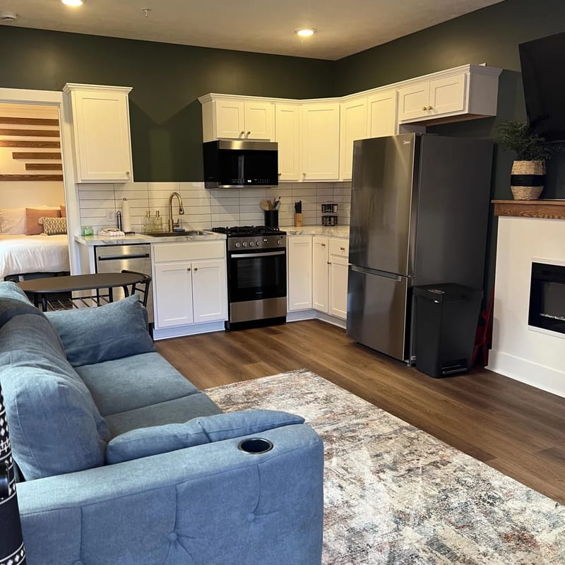 Urban Queen Apartment at The Victorian Unit D