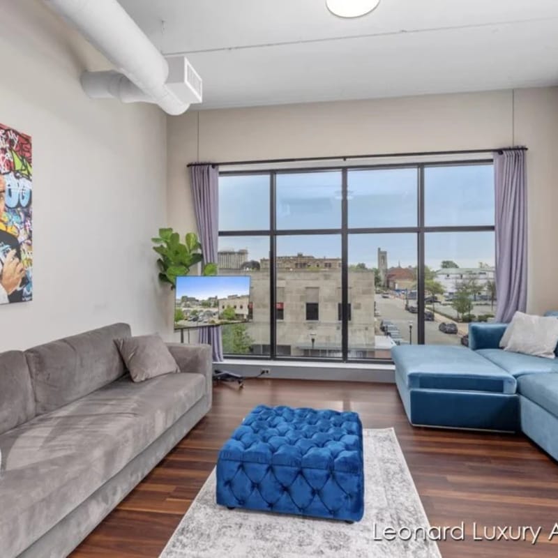 1 Queen Bedroom w/ City Views - Leonard Building