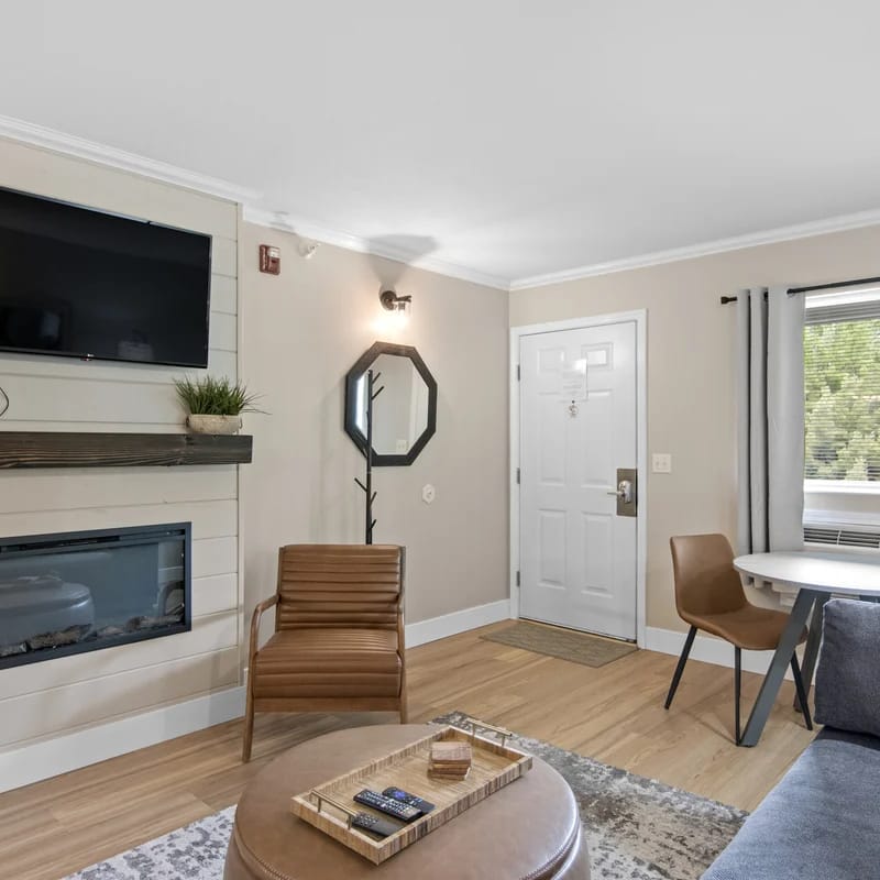 Cozy, Renovated Legends Fountain View - Unit 208